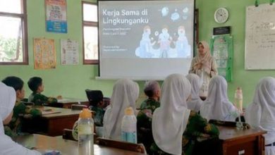 Mahasiswa peserta lomba microteaching AILEC 2026 FKIP UMS sedang mempraktikkan simulasi mengajar di depan kelas.
