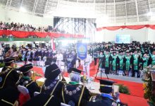 Wisudawan Universitas Muhammadiyah Semarang (Unimus) sedang mengikuti upacara wisuda ke-49 di Gedung Serba Guna Unimus.