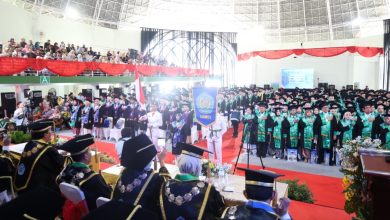 Wisudawan Universitas Muhammadiyah Semarang (Unimus) sedang mengikuti upacara wisuda ke-49 di Gedung Serba Guna Unimus.