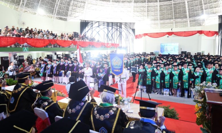 Wisudawan Universitas Muhammadiyah Semarang (Unimus) sedang mengikuti upacara wisuda ke-49 di Gedung Serba Guna Unimus.