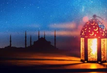 Siluet masjid di bawah langit malam berbintang dan sebuah lentera Ramadhan yang menyala di latar depan sebagai ilustrasi muhasabah dan cahaya iman.