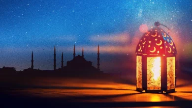 Siluet masjid di bawah langit malam berbintang dan sebuah lentera Ramadhan yang menyala di latar depan sebagai ilustrasi muhasabah dan cahaya iman.