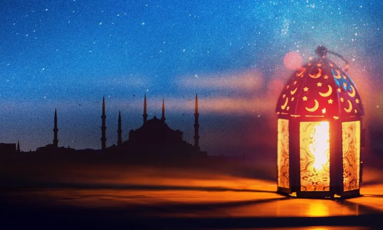 Siluet masjid di bawah langit malam berbintang dan sebuah lentera Ramadhan yang menyala di latar depan sebagai ilustrasi muhasabah dan cahaya iman.