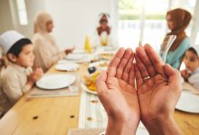 Satu keluarga Muslim berdoa bersama di meja makan bersiap menunaikan ibadah puasa Tasu'a dan Asyura di bulan Muharram.