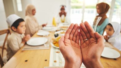 Satu keluarga Muslim berdoa bersama di meja makan bersiap menunaikan ibadah puasa Tasu'a dan Asyura di bulan Muharram.