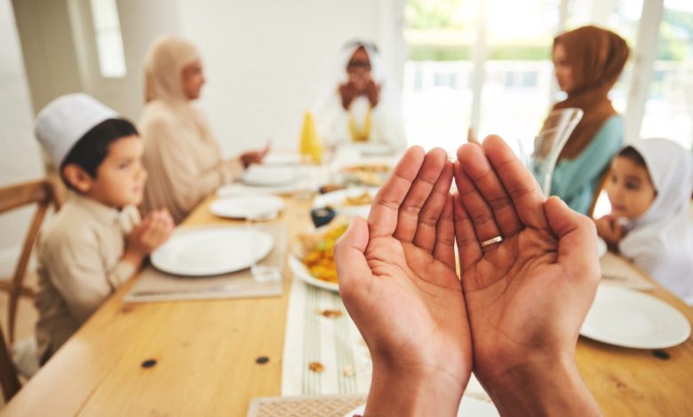 Satu keluarga Muslim berdoa bersama di meja makan bersiap menunaikan ibadah puasa Tasu'a dan Asyura di bulan Muharram.