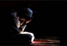 Seorang pria Muslim bersujud dan menangis dalam doa di ruangan gelap beralaskan sajadah sebagai simbol refleksi diri dan taubat