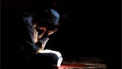 Seorang pria Muslim bersujud dan menangis dalam doa di ruangan gelap beralaskan sajadah sebagai simbol refleksi diri dan taubat