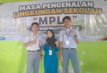 Ketua PR IPM Arlindy Bilqies Maulida bersama pengurus berfoto di depan spanduk MPLS SMK Muhammadiyah 2 Boja