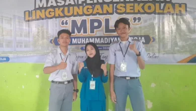Ketua PR IPM Arlindy Bilqies Maulida bersama pengurus berfoto di depan spanduk MPLS SMK Muhammadiyah 2 Boja