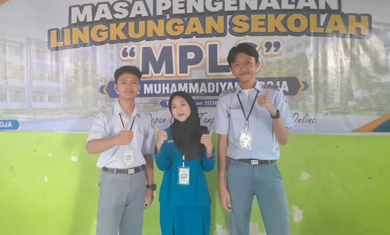 Ketua PR IPM Arlindy Bilqies Maulida bersama pengurus berfoto di depan spanduk MPLS SMK Muhammadiyah 2 Boja