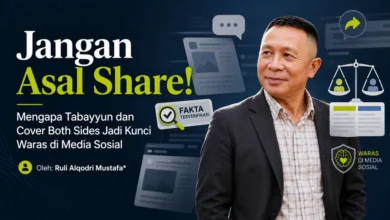 Poster edukasi media sosial yang menampilkan potret Ruli Alqodri Mustafa dengan teks utama "Jangan Asal Share!" dan penjelasan tentang pentingnya Tabayyun serta Cover Both Sides sebagai kunci waras di media sosial, dilengkapi dengan berbagai ikon verifikasi fakta dan perimbangan.