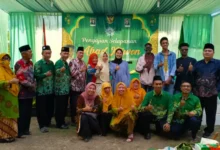 Mahasiswa Internasional UMP asal Palestina, Sudan, dan Mali berpose mengacungkan jempol bersama pengurus dan jamaah di depan panggung Pengajian Selapanan Ahad Kliwon PCM Rawalo.