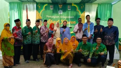 Mahasiswa Internasional UMP asal Palestina, Sudan, dan Mali berpose mengacungkan jempol bersama pengurus dan jamaah di depan panggung Pengajian Selapanan Ahad Kliwon PCM Rawalo.