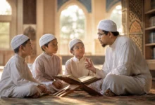 Seorang ustaz berkacamata duduk bersama tiga anak laki-laki Muslim yang mengenakan peci putih, menjelaskan isi Al-Qur'an terbuka di atas rehal kayu di dalam masjid.