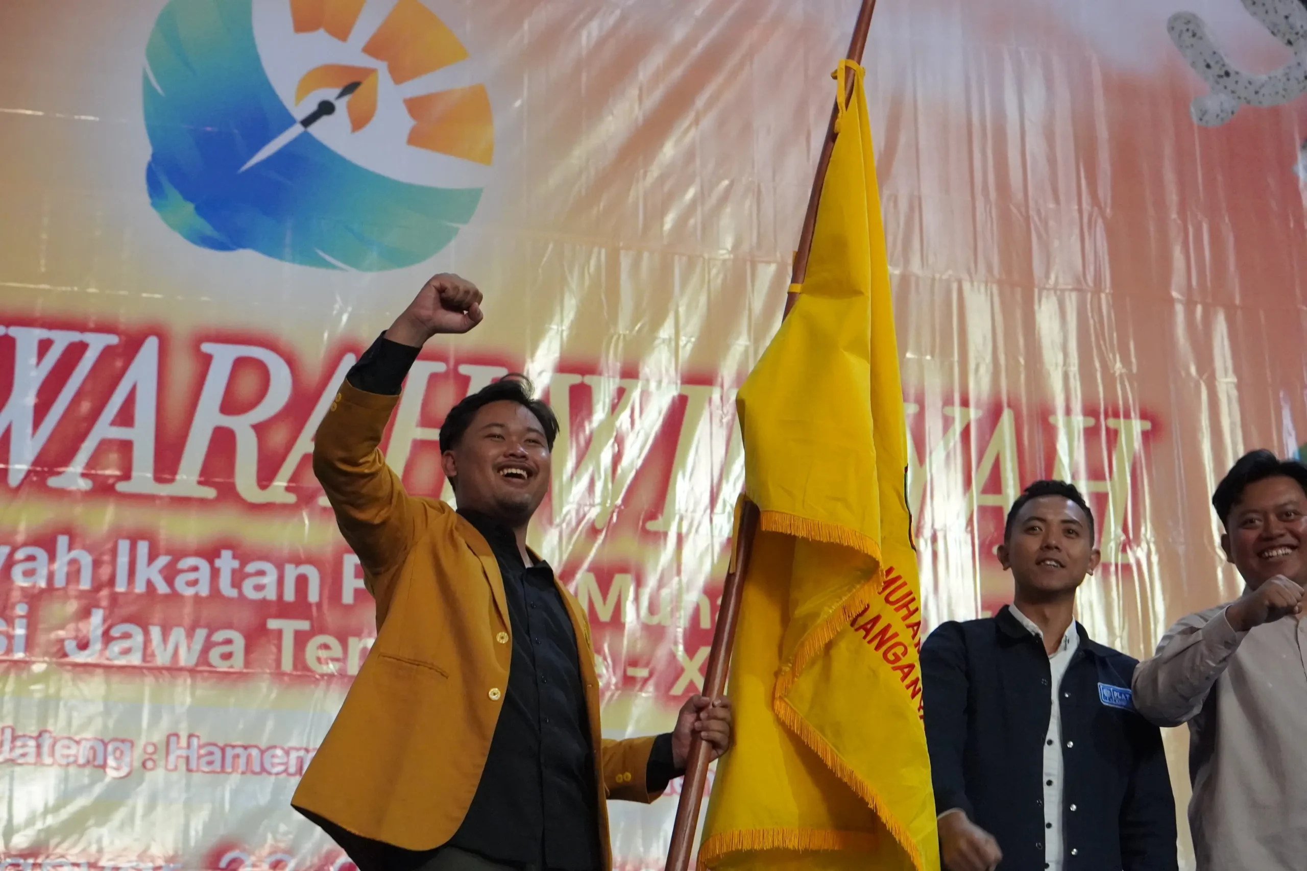 Abdul Lathif Maftuh Ketua Umum PW IPM Jawa Tengah terpilih mengepalkan tangan sambil memegang bendera pataka organisasi saat pelantikan Musywil XXVI IPM Jawa Tengah.