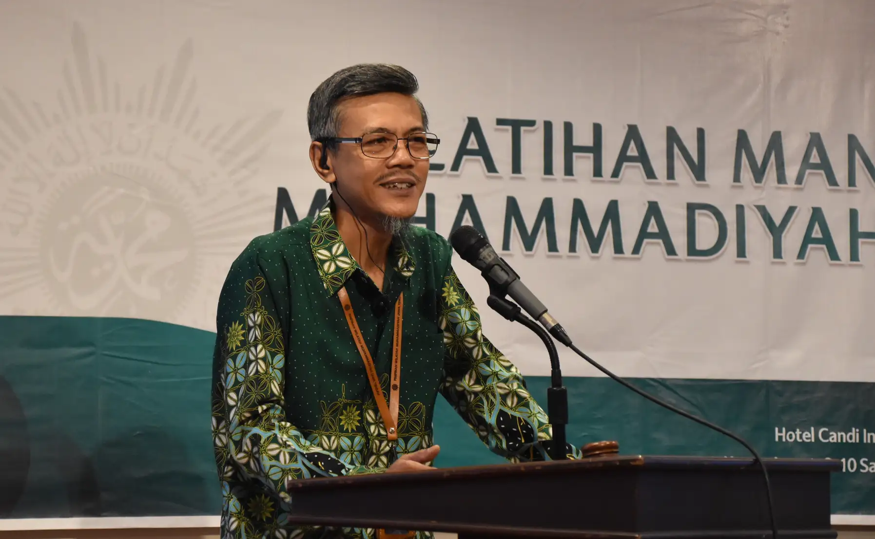 Ikhwanushoffa Manajer Eksekutif PWM Jawa Tengah memberikan sambutan pada Pelatihan Manajer Eksekutif PDM se-Jawa Tengah di Hotel Candi Indah Semarang.