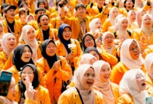 Cadangan kader peserta Musywil XXVI IPM Jawa Tengah berseragam jas almamater kuning tampak antusias menyuarakan semangat di SMA Muhammadiyah 1 Karanganyar.