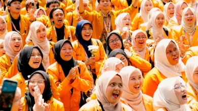 Cadangan kader peserta Musywil XXVI IPM Jawa Tengah berseragam jas almamater kuning tampak antusias menyuarakan semangat di SMA Muhammadiyah 1 Karanganyar.