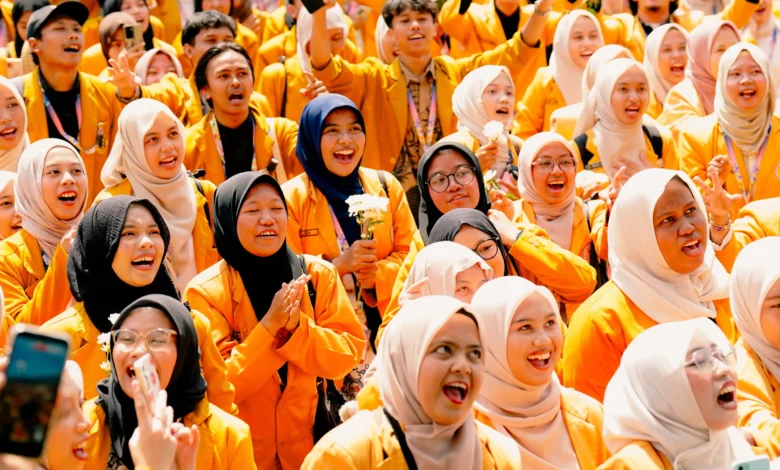 Cadangan kader peserta Musywil XXVI IPM Jawa Tengah berseragam jas almamater kuning tampak antusias menyuarakan semangat di SMA Muhammadiyah 1 Karanganyar.