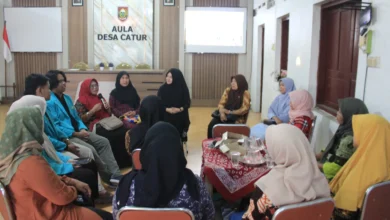 Sekelompok mahasiswa berjas almamater biru muda dan warga Desa Catur, Boyolali, mengikuti sesi diskusi kelompok melingkar dalam kegiatan pelatihan Pojok Harmoni tentang solusi kesehatan mental ibu di Aula Desa Catur.