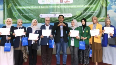 Tim Mahasiswa TMU juara MCEBI 2026 berfoto di panggung bersama panitia MCEBI PTMA 2026.