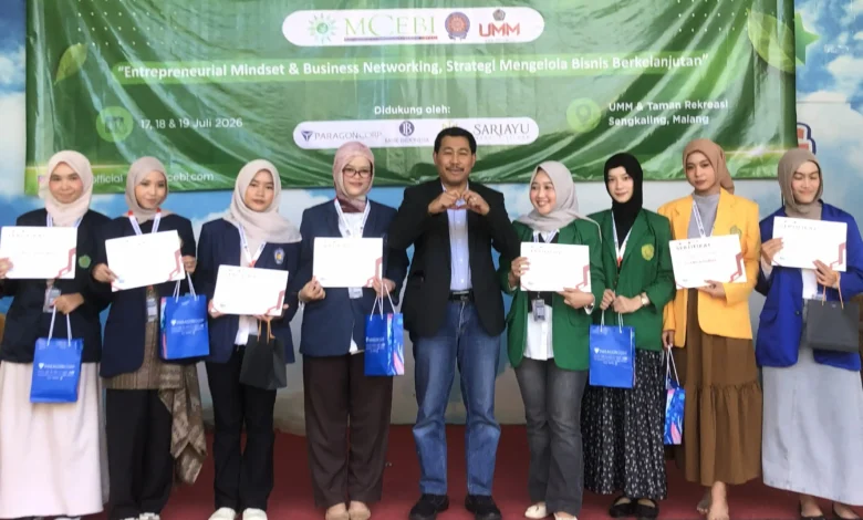 Tim Mahasiswa TMU juara MCEBI 2026 berfoto di panggung bersama panitia MCEBI PTMA 2026.