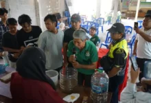 Pengurus Bank Sampah Resik Sejahtera menjelaskan teknik budidaya maggot BSF kepada warga dan mahasiswa IMM Al Haytham Unimus.