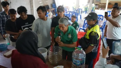 Pengurus Bank Sampah Resik Sejahtera menjelaskan teknik budidaya maggot BSF kepada warga dan mahasiswa IMM Al Haytham Unimus.