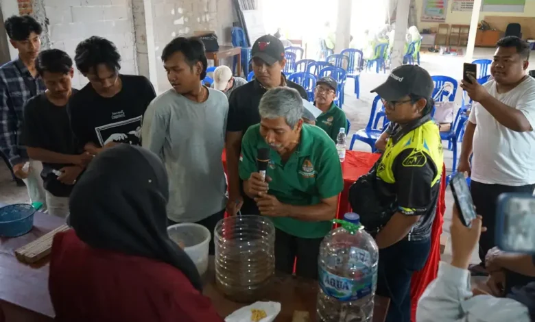Pengurus Bank Sampah Resik Sejahtera menjelaskan teknik budidaya maggot BSF kepada warga dan mahasiswa IMM Al Haytham Unimus.
