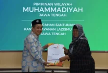 Penyerahan secara simbolis bantuan santunan ZIS oleh perwakilan Lazismu KL PWM Jateng kepada penerima manfaat.