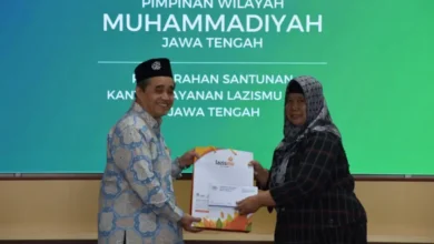 Penyerahan secara simbolis bantuan santunan ZIS oleh perwakilan Lazismu KL PWM Jateng kepada penerima manfaat.