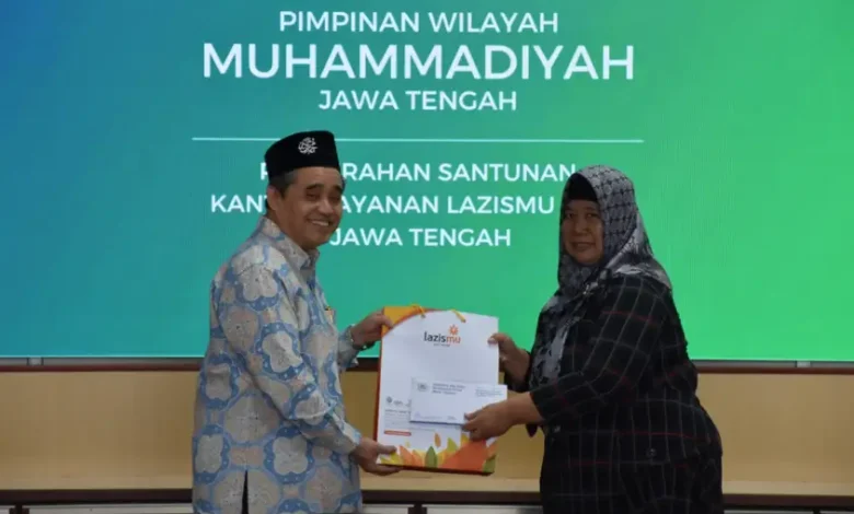 Penyerahan secara simbolis bantuan santunan ZIS oleh perwakilan Lazismu KL PWM Jateng kepada penerima manfaat.