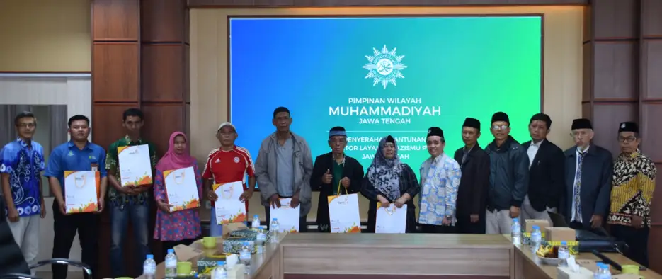 Foto bersama para penerima manfaat dan pengurus saat penyerahan santunan ZIS oleh Lazismu KL PWM Jateng.