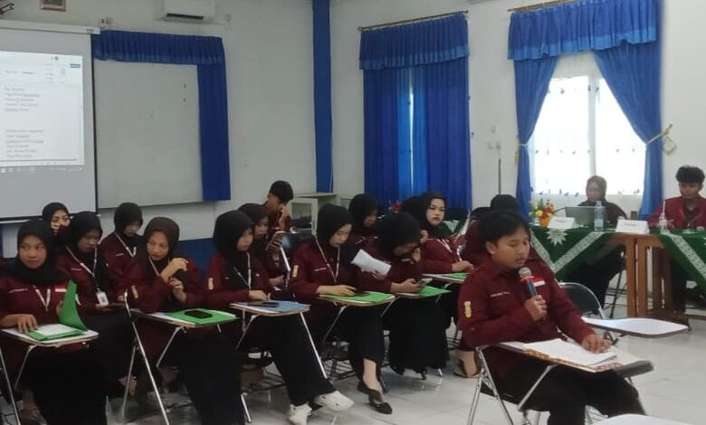 Suasana Musyawarah Komisariat PK IMM STIEM Cilacap saat pemilihan ketua umum baru di aula kampus.