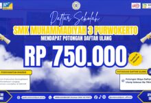 Banner promosi SPMB SMK Muhammadiyah 3 Purwokerto tahun ajaran baru, menampilkan informasi potongan biaya daftar ulang Rp 750.000 untuk 18 siswa baru berdomisili Karangklesem. Gambar ini juga mencantumkan logo SMK Pusat Keunggulan dan rincian kontak sekolah.