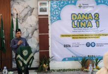 Seorang pria memberikan sambutan dalam acara Darul Arqam Nasyiatul Aisyiyah di SMK Muhammadiyah Kedungwuni.