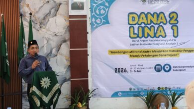 Seorang pria memberikan sambutan dalam acara Darul Arqam Nasyiatul Aisyiyah di SMK Muhammadiyah Kedungwuni.