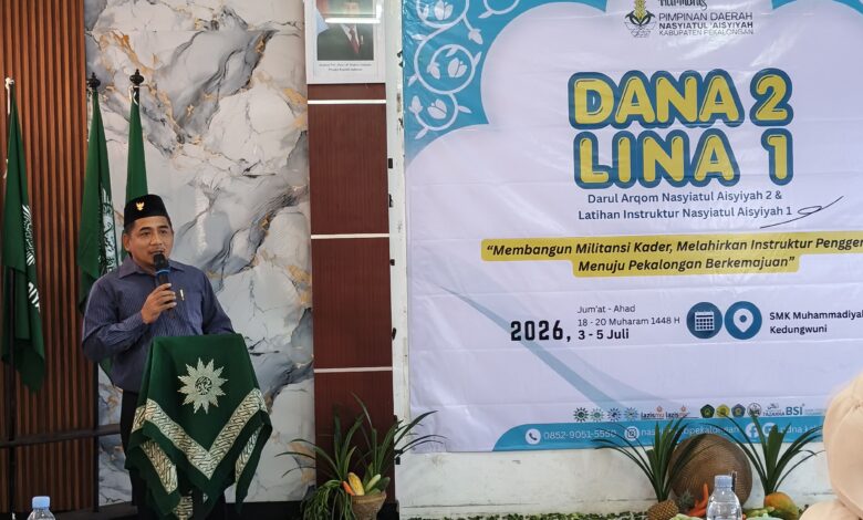 Seorang pria memberikan sambutan dalam acara Darul Arqam Nasyiatul Aisyiyah di SMK Muhammadiyah Kedungwuni.