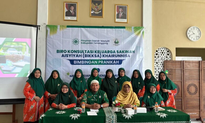 Pengurus BIKKSA Aisyiyah Temanggung dalam kegiatan sosialisasi persiapan pranikah untuk generasi muda.