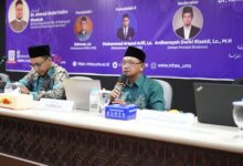 Suasana seminar atau diskusi ilmiah MHES UMS dengan narasumber yang sedang berbicara di depan audiens.