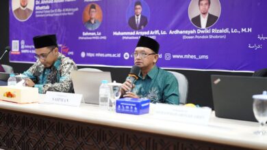 Suasana seminar atau diskusi ilmiah MHES UMS dengan narasumber yang sedang berbicara di depan audiens.