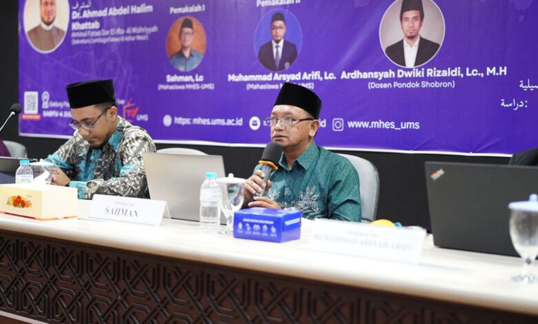 Suasana seminar atau diskusi ilmiah MHES UMS dengan narasumber yang sedang berbicara di depan audiens.