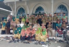 Rombongan besar peserta pelatihan dan pengurus Muhammadiyah berfoto bersama di depan masjid setelah acara.