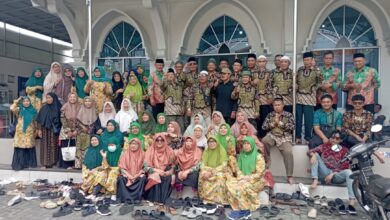 Rombongan besar peserta pelatihan dan pengurus Muhammadiyah berfoto bersama di depan masjid setelah acara.