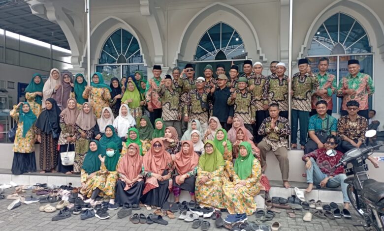 Rombongan besar peserta pelatihan dan pengurus Muhammadiyah berfoto bersama di depan masjid setelah acara.