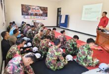 Peserta diklat SAR Muhammadiyah Wonosobo sedang menyimak materi tentang Bantuan Hidup (Life Support) di dalam ruangan.