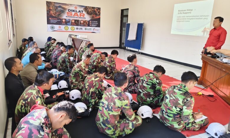 Peserta diklat SAR Muhammadiyah Wonosobo sedang menyimak materi tentang Bantuan Hidup (Life Support) di dalam ruangan.
