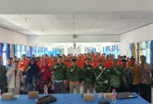 Para tokoh Muhammadiyah berfoto bersama peserta Diklatsar KOKAM Cilacap di dalam aula kegiatan.