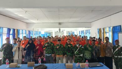 Para tokoh Muhammadiyah berfoto bersama peserta Diklatsar KOKAM Cilacap di dalam aula kegiatan.